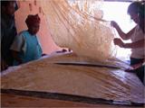 Un voile de dentelle est utilisé comme support de l'amidon à la façon d'un écran de soie. On appliquera après la teinture